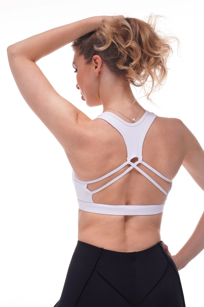 biały damski top sportowy z otwartymi plecami