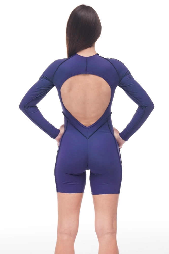 granatowy kombinezon sportowy otwarte plecy długi rękaw