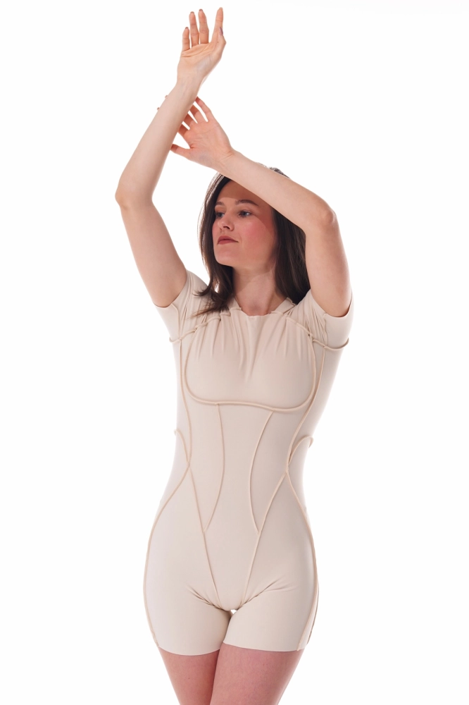 beżowy kombinezon sportowy otwarte plecy krótki rękaw