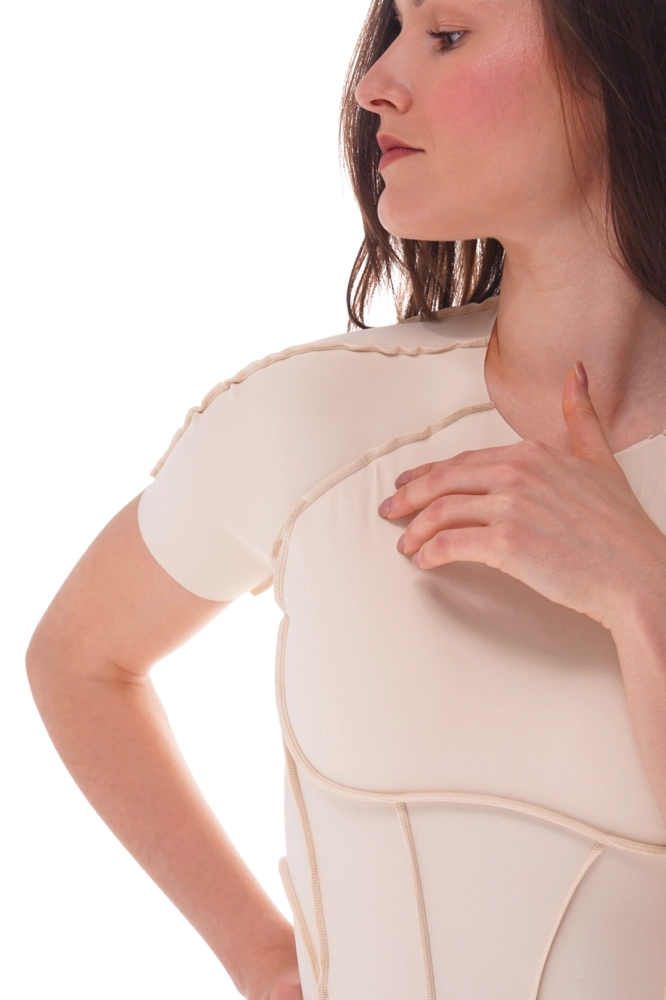 beżowy kombinezon sportowy otwarte plecy krótki rękaw