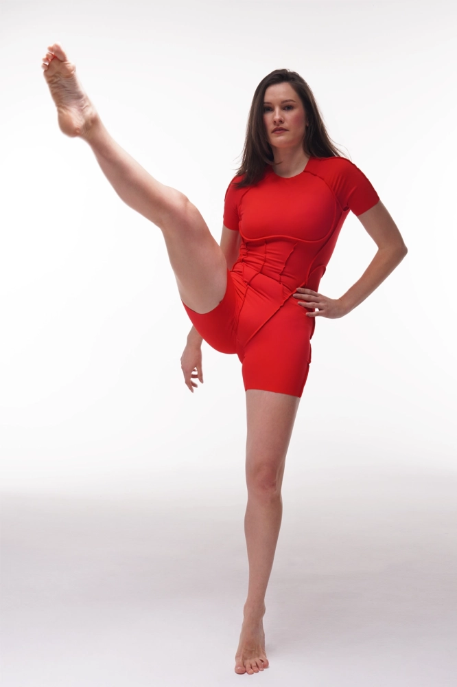 czerwony kombinezon sportowy otwarte plecy krótki rękaw