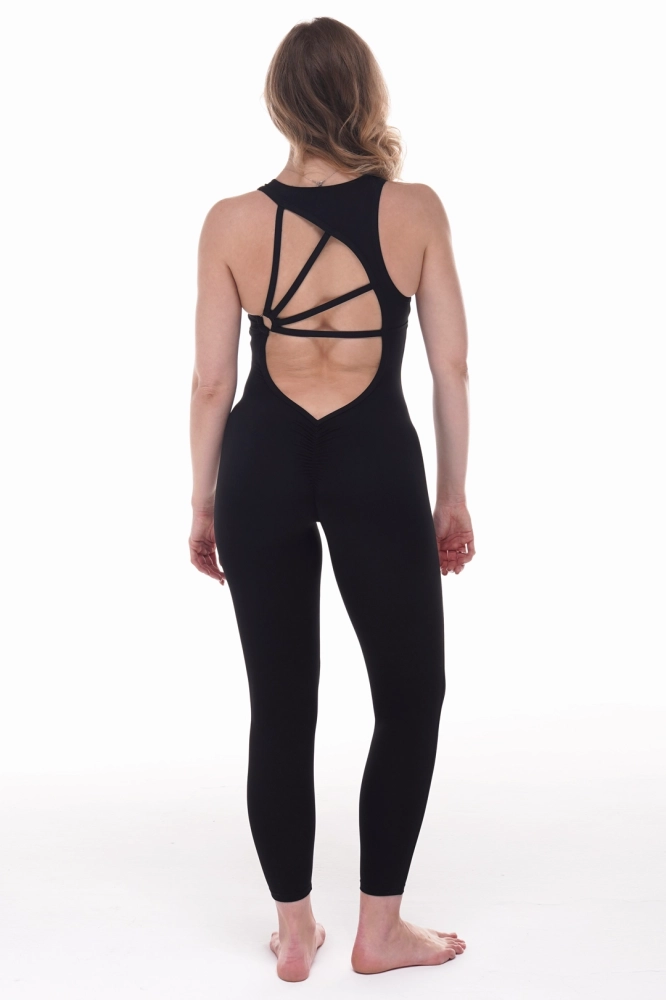 czarny kombinezon z długą nogawką i wycięciami na plecach