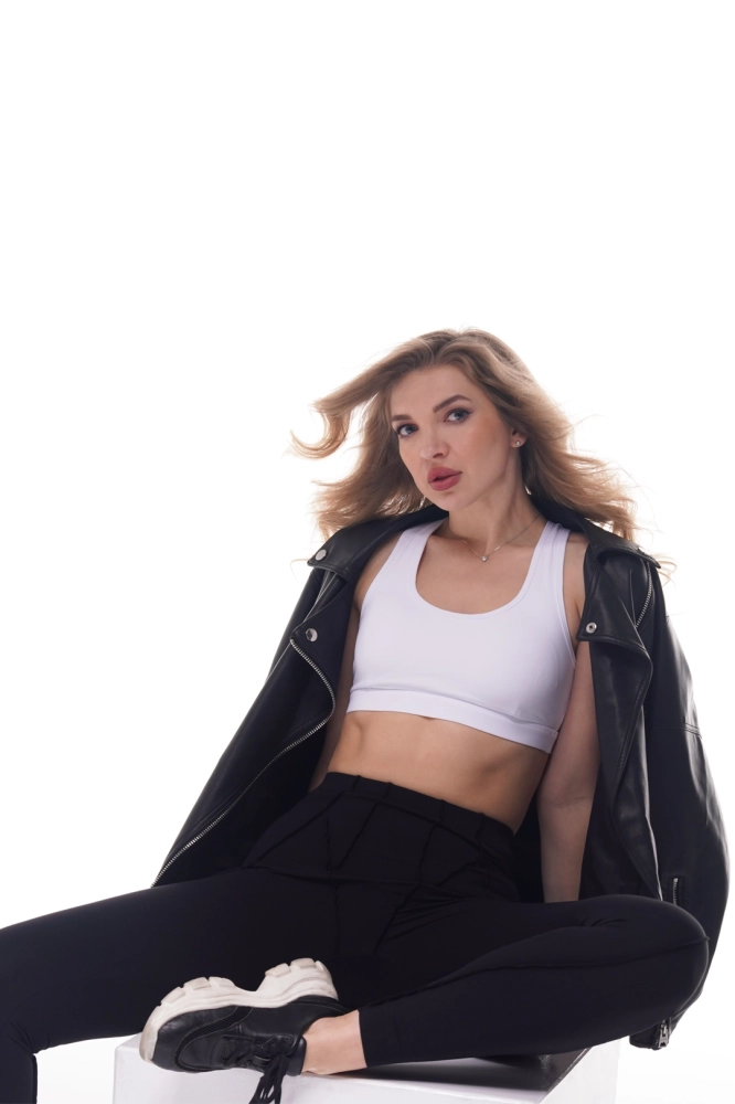 damskie czarne legginsy sportowe z ozdobnymi szwami