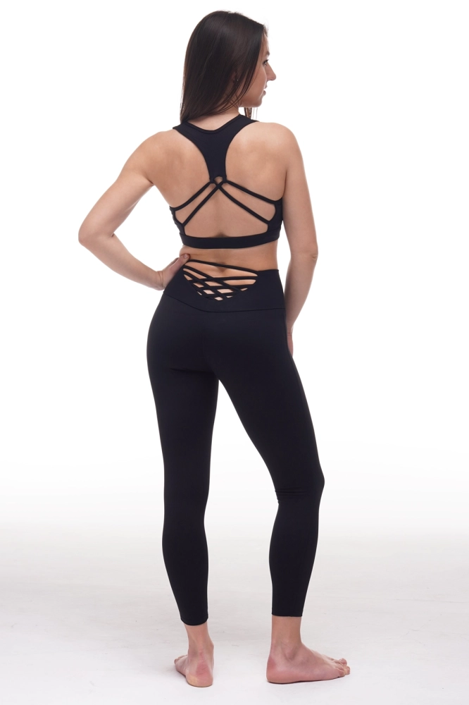 czarny damski top sportowy z otwartymi plecami