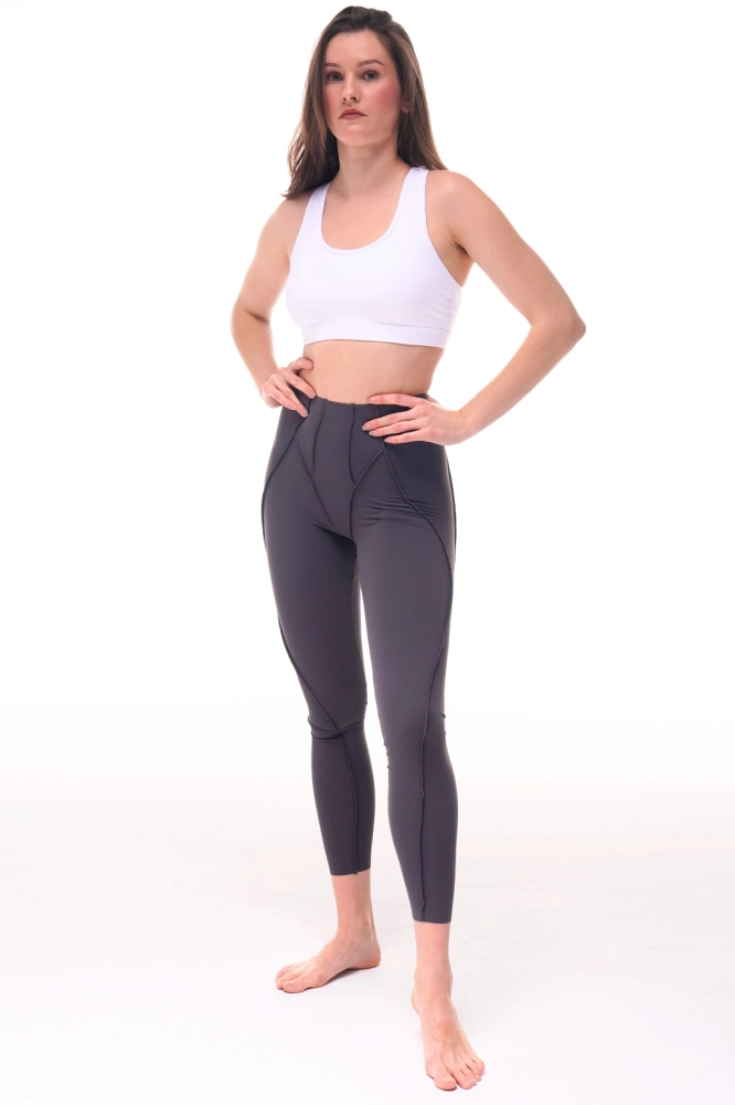 damskie grafitowe legginsy sportowe z ozdobnymi szwami